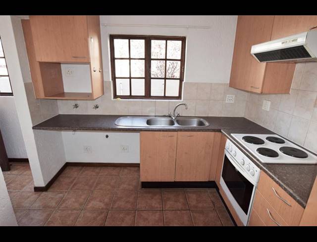 2 BEDROOM TOWNHOUSE FOR SALE IN LONEHILL